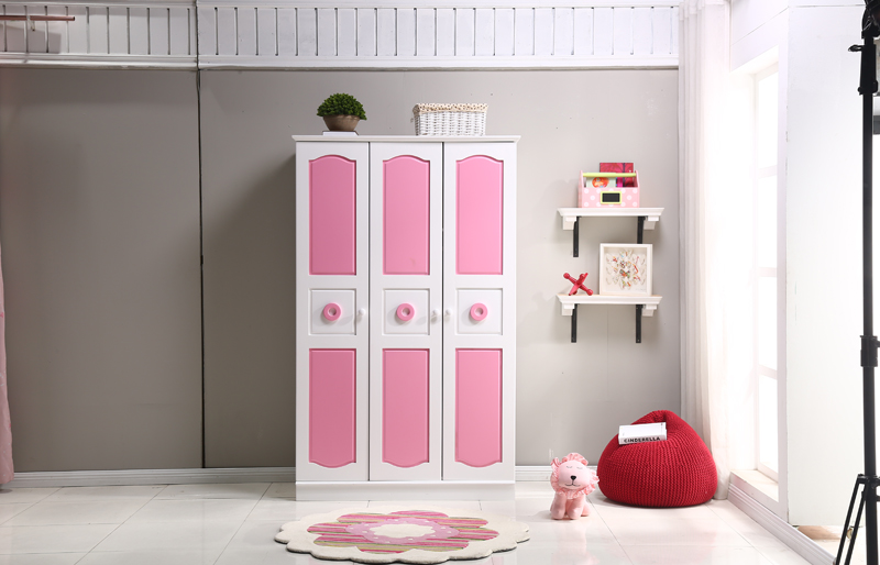 粉白三門衣柜